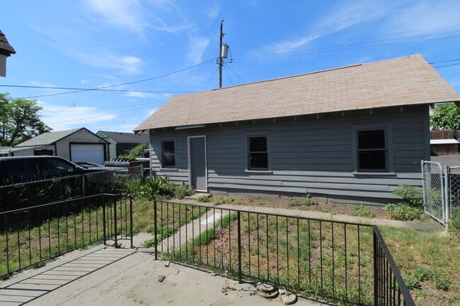 Building Photo - 327 E Bridgeport Ave