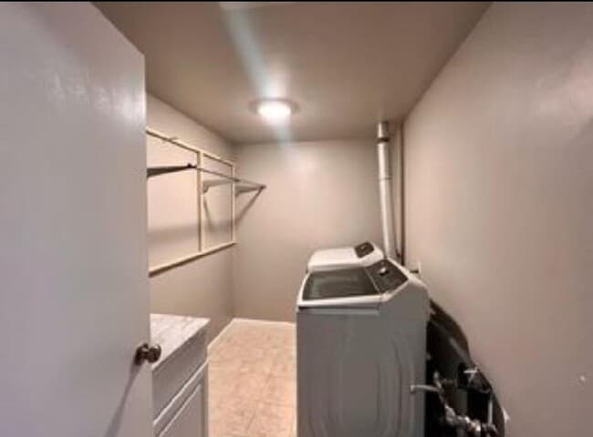Building Photo - Pet friendly, upgraded and spacious 5 bedr...