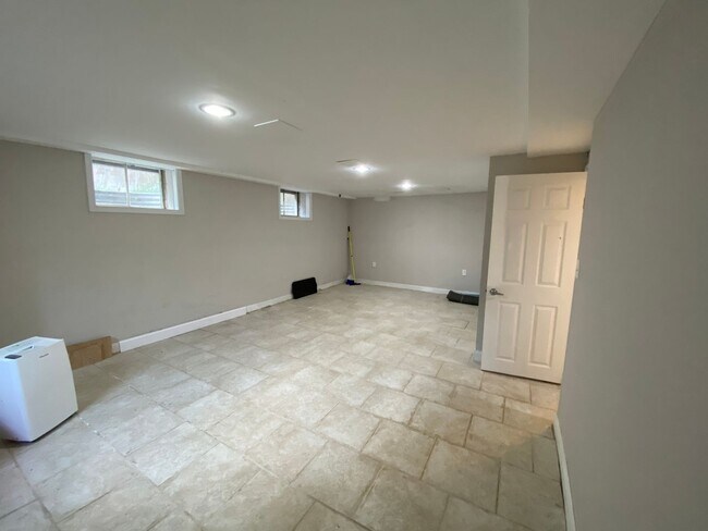 Building Photo - Spacious 5Bed/3.5Bath Townhome in Prime To...