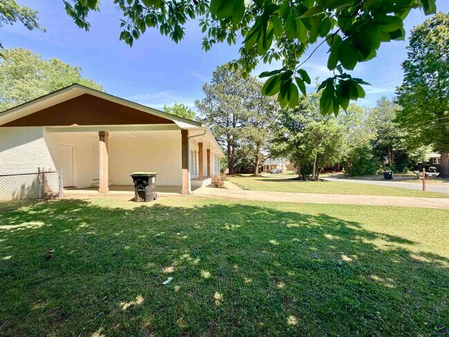 Building Photo - 214 Meadowridge Dr