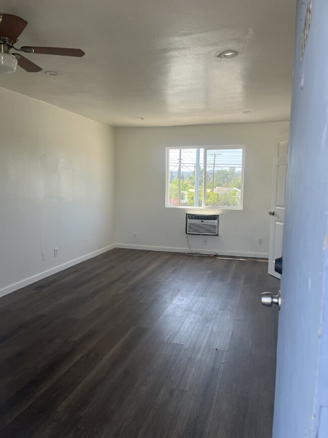 Building Photo - 20469 Vanowen St