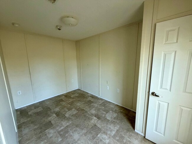 Building Photo - 3 bedroom 2 bath