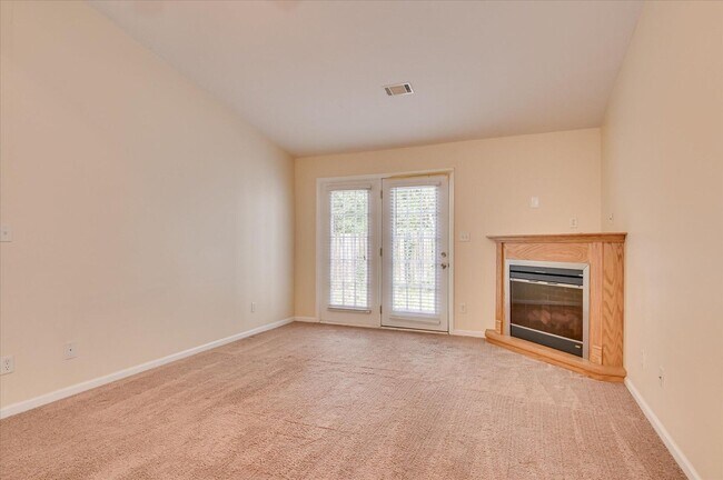 Building Photo - 2 Bedroom 2 Bathroom Townhouse