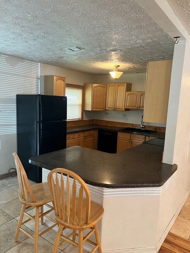 Building Photo - 3 BEDROOM, 2 BATH HOME IN THE HEART FORT P...