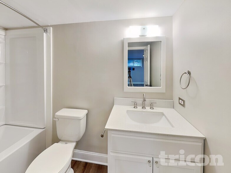 Building Photo - 703 Players Ct