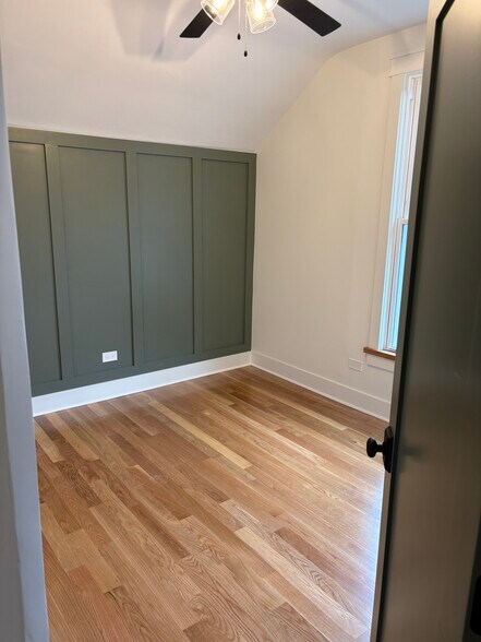 Building Photo - 3542 N Hermitage Ave