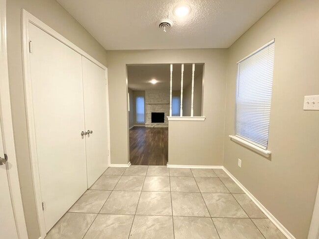 Building Photo - 3 Bed 2 bath in Raleigh / ss appliances an...
