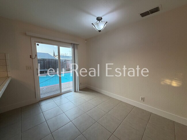 Building Photo - 5020 Village Wood Dr