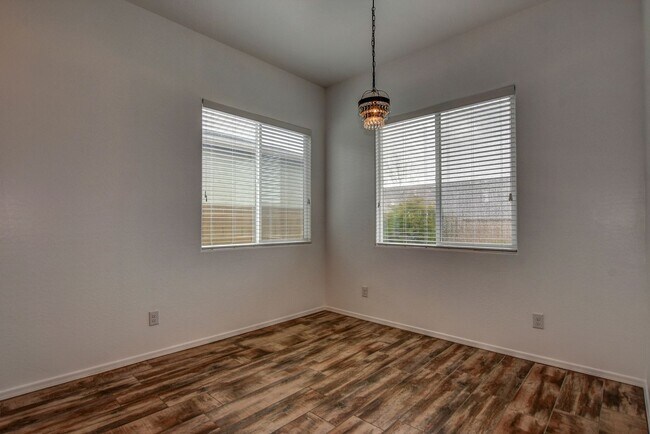 Building Photo - Beautiful 2 Bedroom with Den in Quailwood!