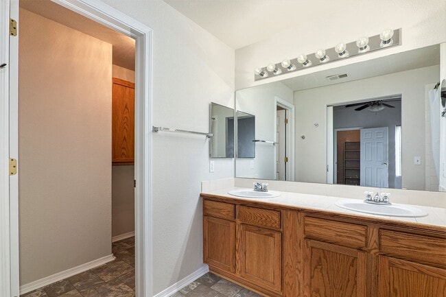Building Photo - 2 bed, close to Ft Carson. Top Floor unit, Available now