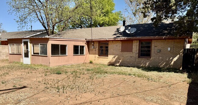Building Photo - Adorable 3/1.5/1 in Great Location! Minutes from Tech and Hospitals!
