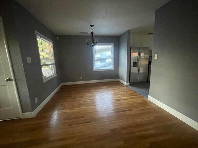 Dining - 3723 61st St