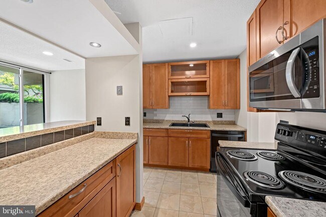 Building Photo - 2302 Wineberry Terrace