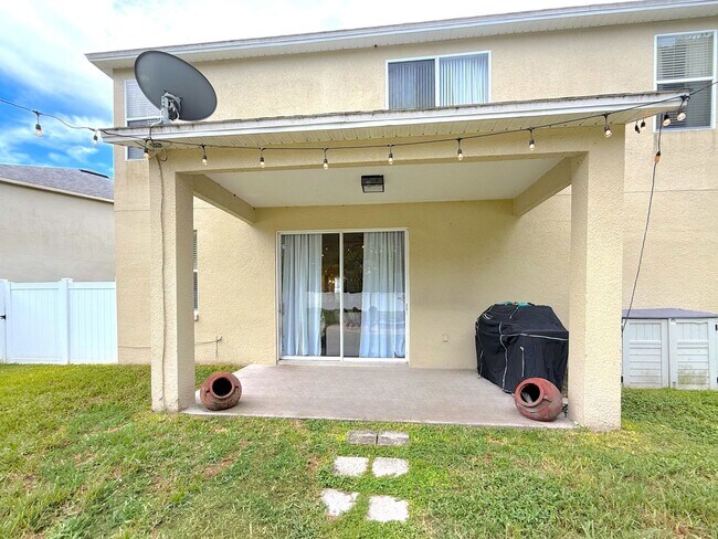 Building Photo - Spacious 5BR/3.5BA Home with Huge Backyard...