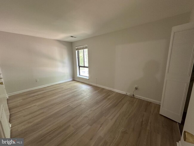 Building Photo - 11240 Chestnut Grove Square