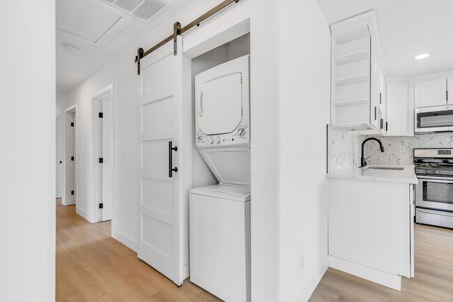 Building Photo - Fully Remodeled 4-Bed 2-Bath Home in Prime...