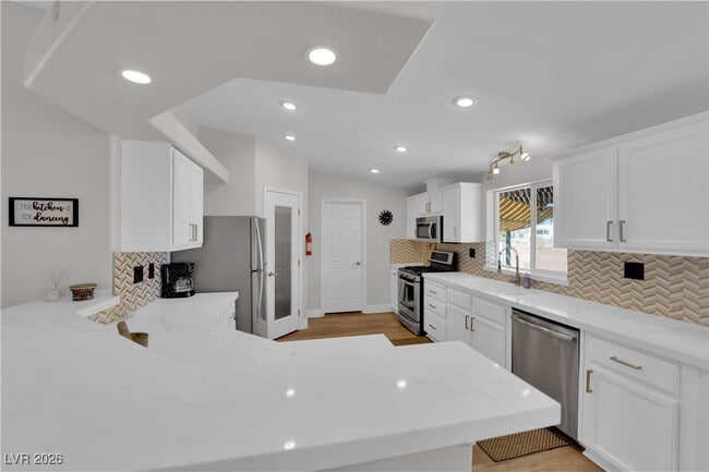 Building Photo - 6425 W Quail Ave