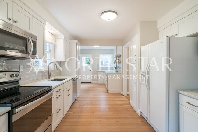 Building Photo - Newly Remodeled Lake Oswego Cottage With Lake Access.