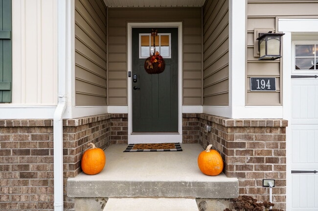 Building Photo - 194 Cresting Rd