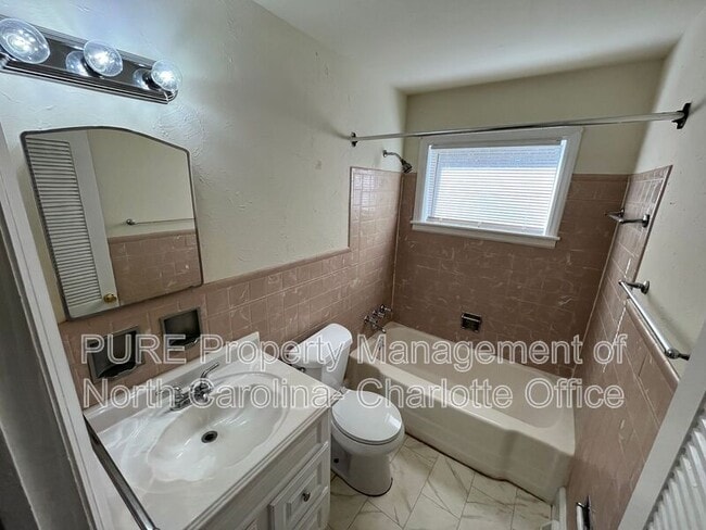 Building Photo - 1932 Sandhurst Dr