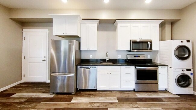 Building Photo - 2 Bed, 2 Bath Unit at the Samish Station!