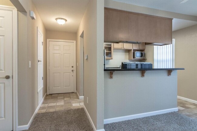 Building Photo - Modesto 2 Bedroom 2 Bath Condo "Parkview V...