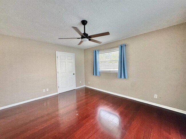 Building Photo - 6316 Lake Sunrise Dr