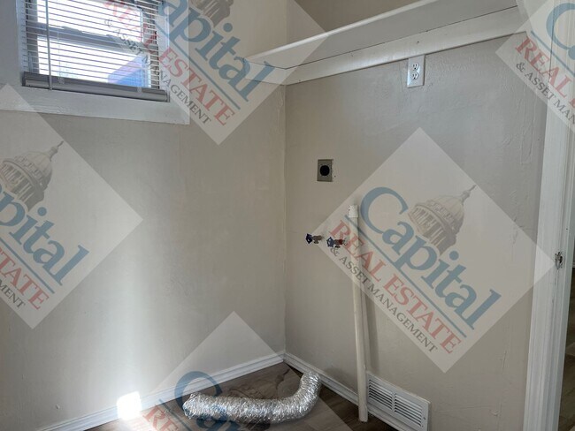 Building Photo - Great 4 Bedroom!!!