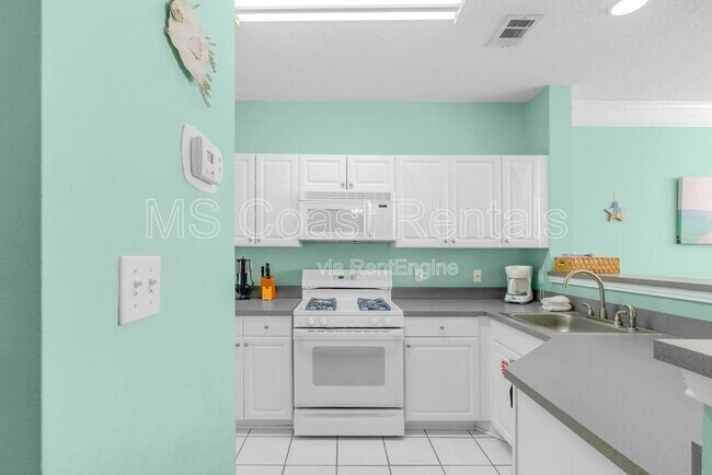 Building Photo - 2252 Beach Dr