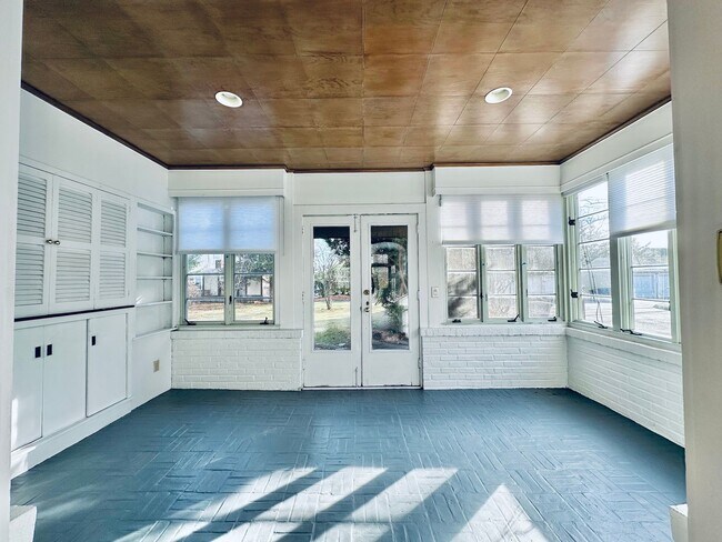 Building Photo - 671 Prospect St