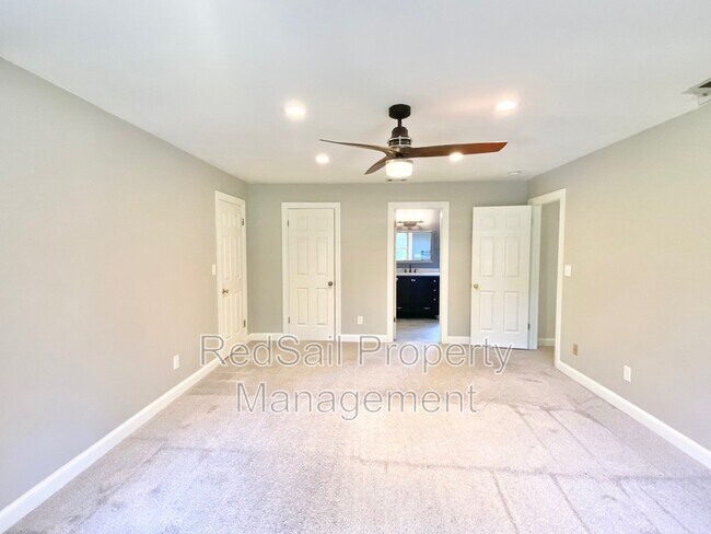 Building Photo - 3928 Oak Dr E