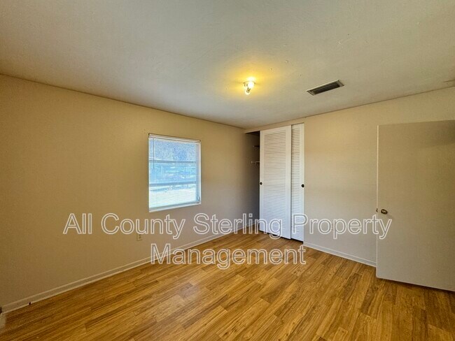 Building Photo - 446 SW Theresa Ct