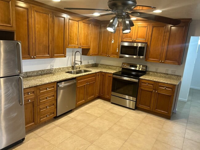 Building Photo - Lakeside Plaza Condo