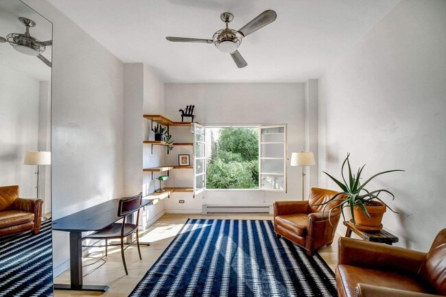 Building Photo - 109 N Sycamore Ave