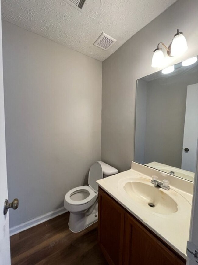 Building Photo - 3 Bedroom Home Available !