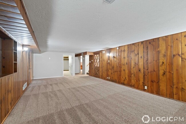 Building Photo - 1305 Henderson Dr