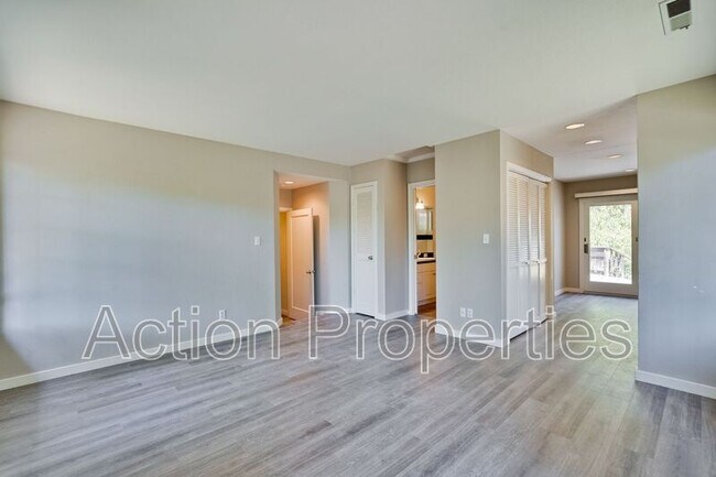 Building Photo - 290 Iris Way