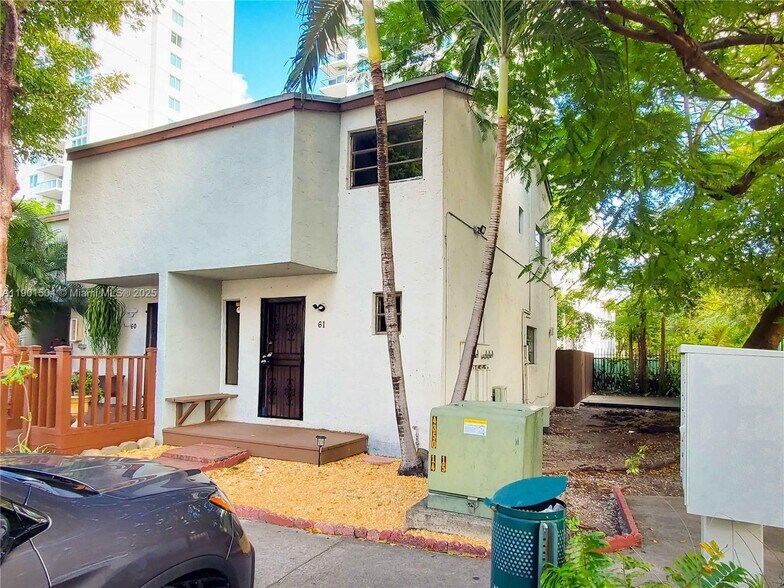 Building Photo - 1901 NW South River Dr