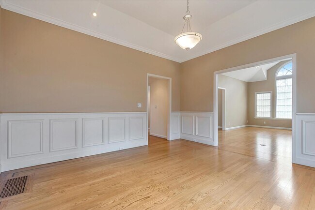 Building Photo - 954 Russell Ave