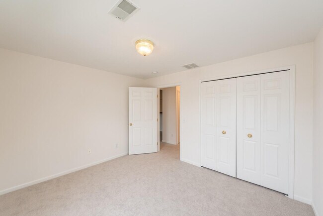 Building Photo - 2800 S Knightsbridge Cir