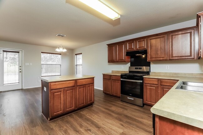 Building Photo - 3 bedroom 2 bathroom on a culdesac located on the far westside of San Antonio