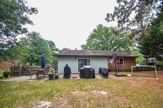 Building Photo - 3 Bedroom 2 Bath: Pets Considered