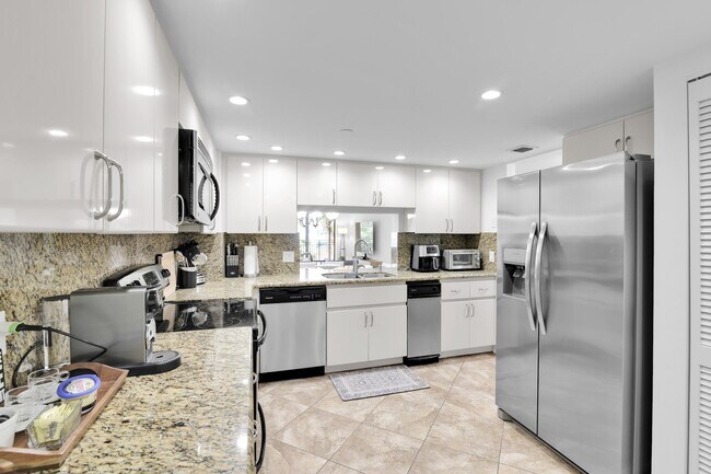 Building Photo - 1167 Hillsboro Mile