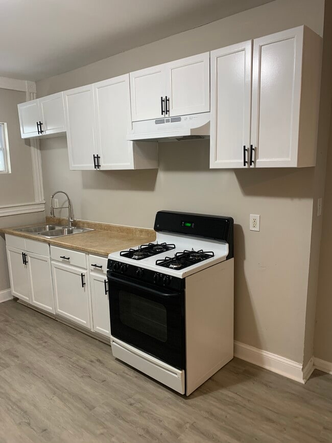 Building Photo - 1644 Ashburton St