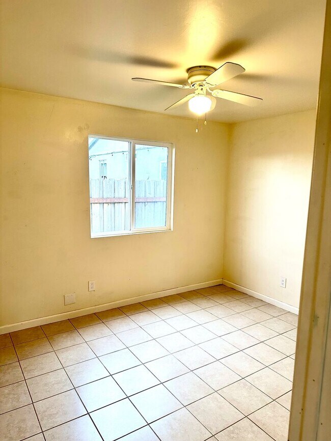 Building Photo - 2107 Sunset Ave