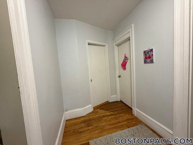 Building Photo - 448 Park Dr