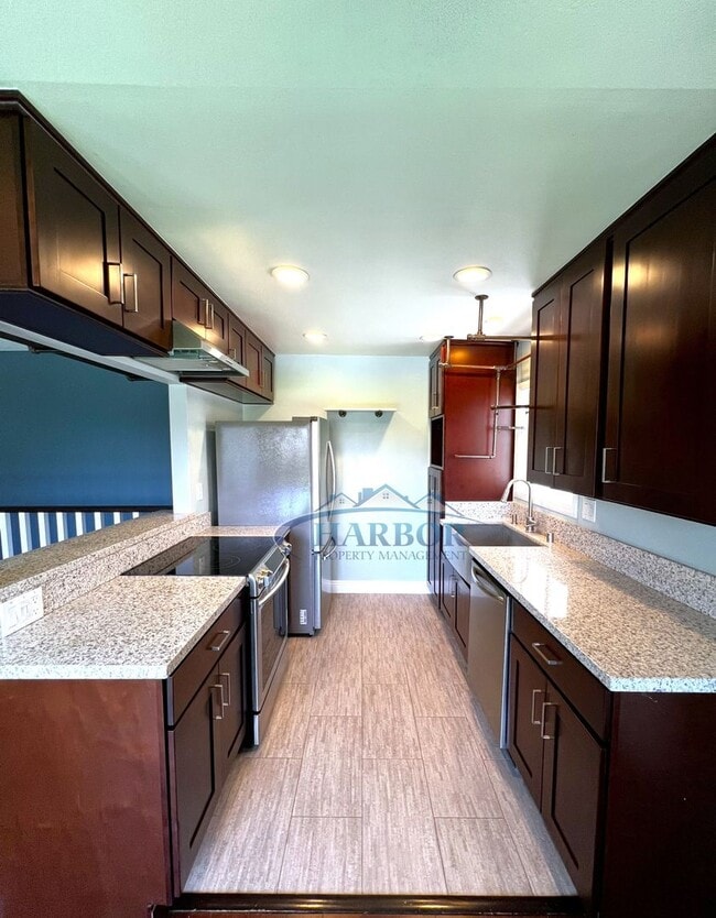 Building Photo - Charming 2-Bed 2-Bath with Private Deck & ...