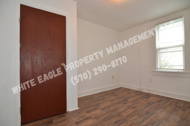 Building Photo - 208 Olyphant Ct