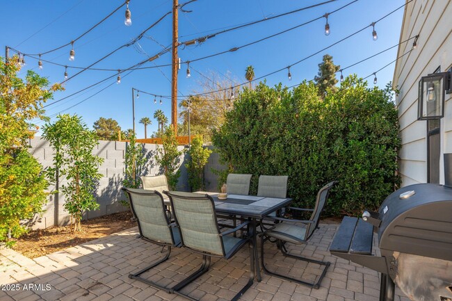 Building Photo - 345 W Wilshire Dr