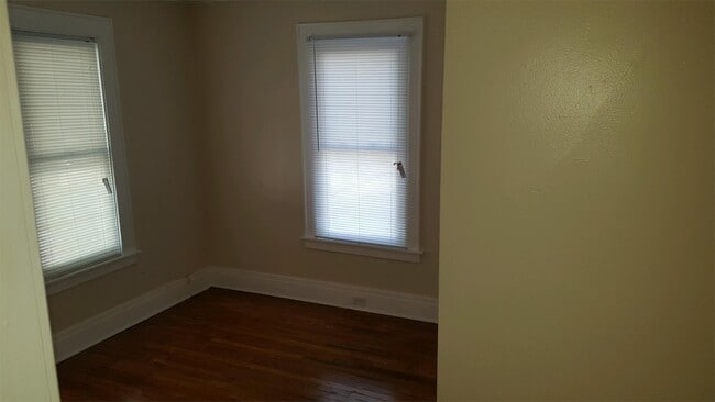 Building Photo - 206 Hall Ave